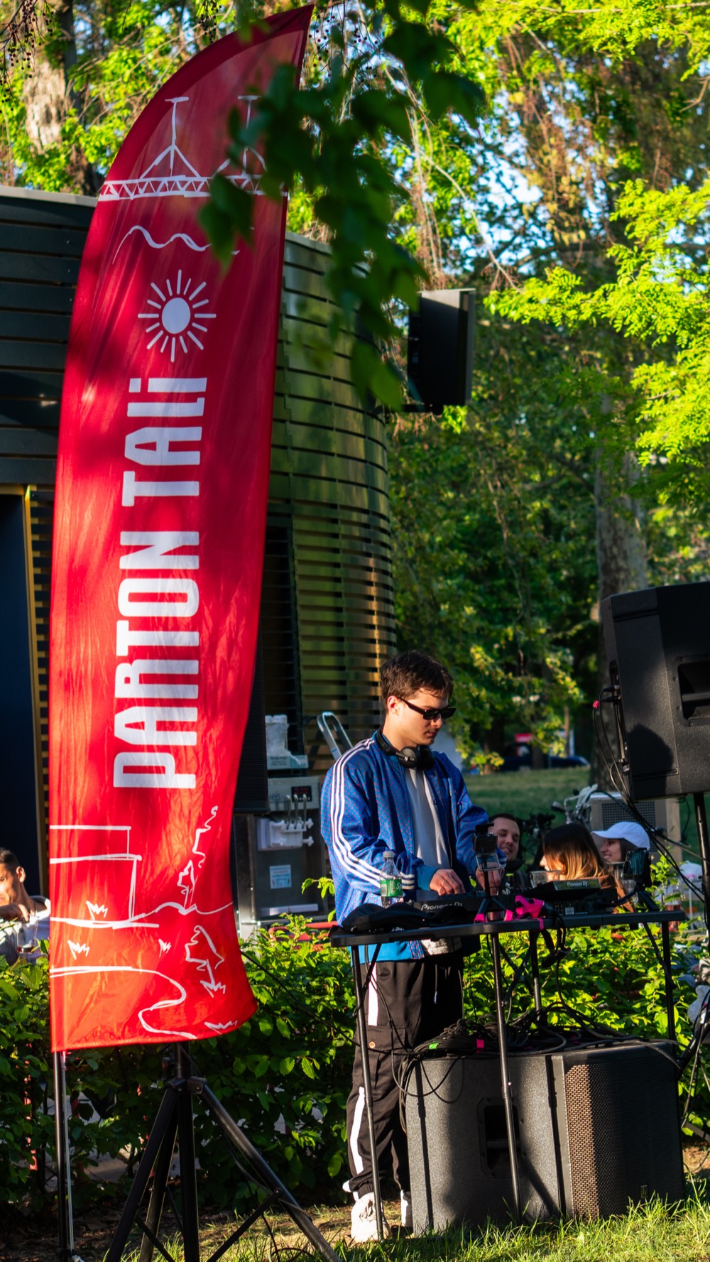 DJ pult a Parton Tali zászlóval