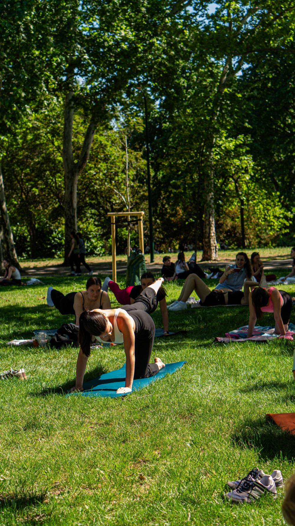 Beszélgető emberek a parkban